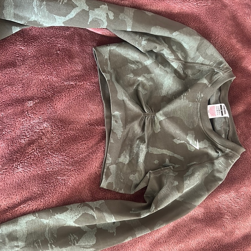 Gym shark camo cropped workout top
